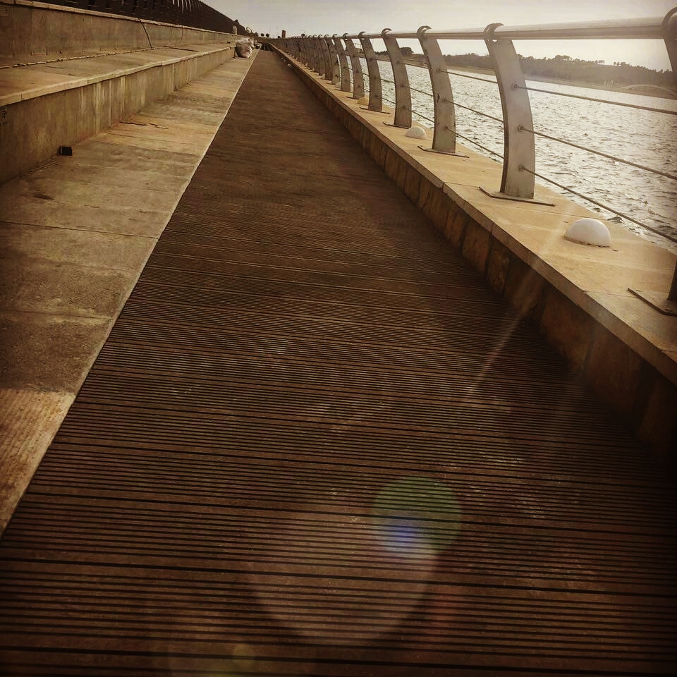 کفپوش چوبی دور استخر